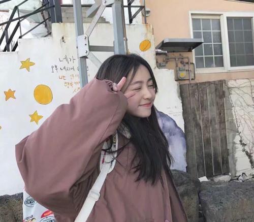 暗恋的烦恼——为什么看到别的女生靠近我会难过？（心理分析与解决方法）