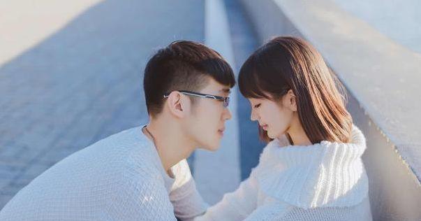 女生喜欢你？15个暗示别错过！（从言语、行为到身体语言，她们的暗示总是让你猜不透）