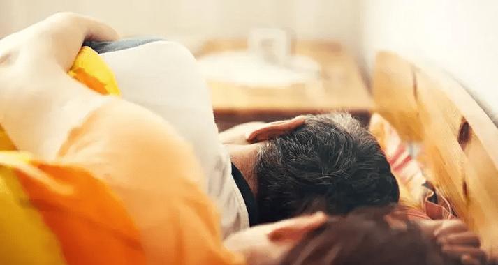 分床睡40年，老公分床睡的真正含义（解析夫妻分床睡的心理、生理因素及对婚姻的影响）