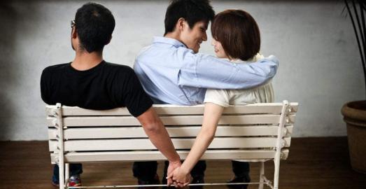 出轨男人离婚，谁应该背负责任？