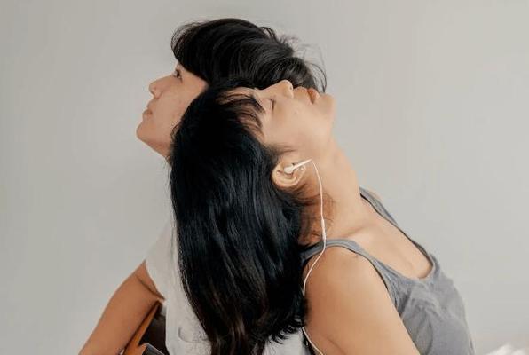 女生如何挽回因劈腿失去的男友（失去男友后的自我反思与改变，重建信任与感情）