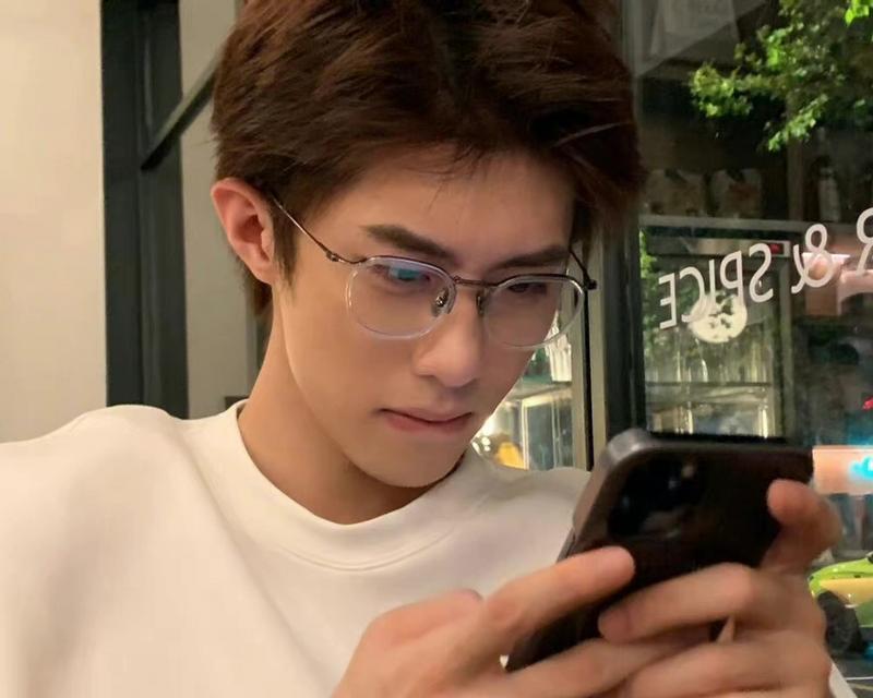 当你总想偷看男友的手机，这是为什么？（揭开女性猜疑的心理，如何处理彼此的隐私问题）