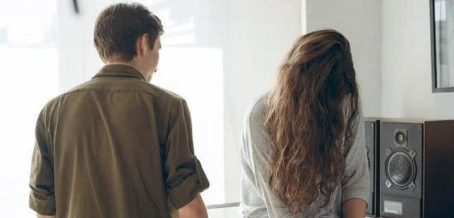 婚姻危机！如何处理婚内女方出轨离婚？（婚姻出轨如何应对？夫妻双方应该怎么做？）