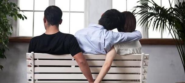 如何处理感情危机中的第三者插足问题？（学会应对，挽救爱情，第三者插足）