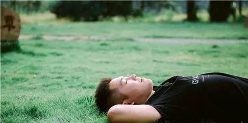 成熟男人失恋后的表现（探究成熟男人失恋后的情感表现与应对方法）