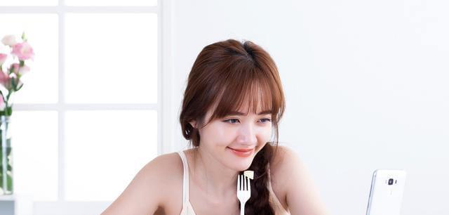 老婆经常和别人聊暧昧该怎么办？（掌握方法，保护婚姻幸福）