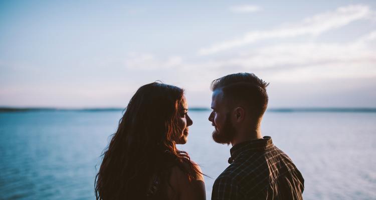 出轨了就离婚？深入探讨夫妻关系中的信任问题（信任是婚姻的基石，失去信任，是否离婚需要慎重考虑）